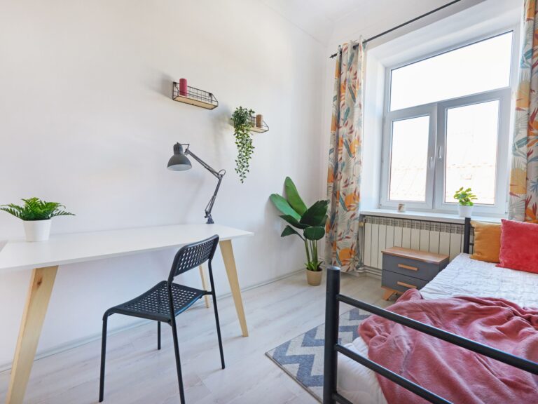 Sypialnia w mieszkaniu przy ul. 3 Maja 5, Rzeszów. Niezłe Lokum zadbało o funkcjonalność, dodając duże biurko i wymieniając materac na nowy.