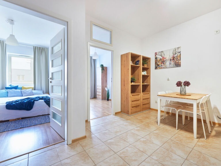 Kuchnia i przejście do pokoi, ul. Architektów 8, Rzeszów. Niezłe Lokum zadbało o funkcjonalność, aranżując przestrzeń z widokiem na sypialnię i pokój dzienny.