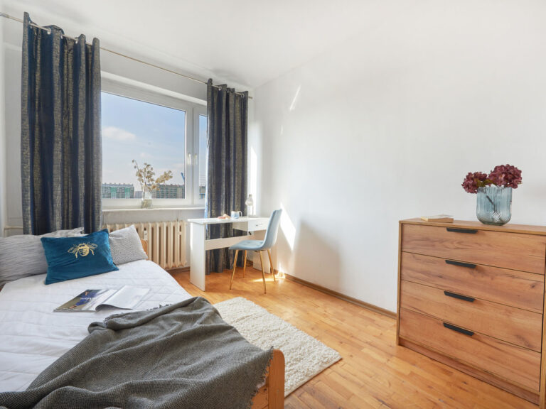 Sypialnia z biurkiem, ul. Rejtana 24, Rzeszów. Niezłe Lokum zadbało o detale, by stworzyć funkcjonalne i estetyczne wnętrze.